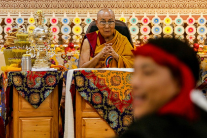 Le Dalaï Lama pendant une cérémonie de prières dans le principal temple tibétain de McLeod Ganj, en Inde, le 30 juin 2025 - Sanjay BAID (AFP)