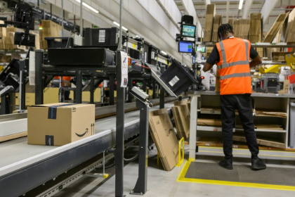 Un employé d'Amazon prépare une commande au centre de distribution d'Augny, près de Metz, le 29 août 2024 - JEAN-CHRISTOPHE VERHAEGEN (AFP) Un employé d'Amazon prépare une commande au centre de distribution d'Augny, près de Metz, le 29 août 2024 - JEAN-CHRISTOPHE VERHAEGEN (AFP)