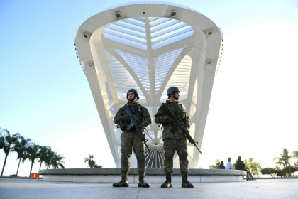 Des membres de la marine brésilienne patrouillent dans le centre ville de Rio de Janeiro, où se tiendra le sommet des Brics 2025, le 5 juillet 2025 - Daniel RAMALHO (AFP) Des membres de la marine brésilienne patrouillent dans le centre ville de Rio de Janeiro, où se tiendra le sommet des Brics 2025, le 5 juillet 2025 - Daniel RAMALHO (AFP)
