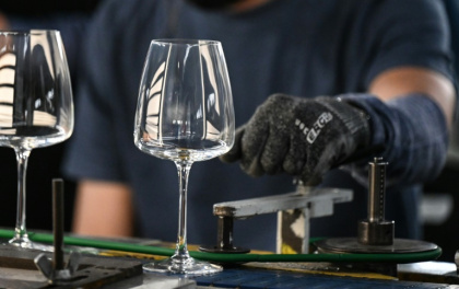 Des verres à pied sur une chaîne de fabrication du verrier Arc, le 13 septembre 2022 à Arcques, dans le Pas-de-Calais - DENIS CHARLET (AFP) Des verres à pied sur une chaîne de fabrication du verrier Arc, le 13 septembre 2022 à Arcques, dans le Pas-de-Calais - DENIS CHARLET (AFP)