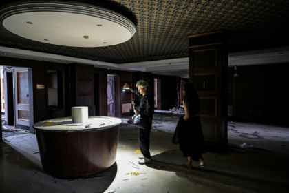 Xu Pengcheng (G) et Mao Yi lors d'une séance d'exploration urbaine dans un hôtel désaffecté de Shanghai, le 24 mai 2025 - Hector RETAMAL (AFP) Xu Pengcheng (G) et Mao Yi lors d'une séance d'exploration urbaine dans un hôtel désaffecté de Shanghai, le 24 mai 2025 - Hector RETAMAL (AFP)