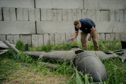 Les restes d'un drone explosif Shahed russe abattu par la défense aérienne ukrainienne, le 30 avril 2025 à Kharkiv. - Ivan SAMOILOV (AFP) Les restes d'un drone explosif Shahed russe abattu par la défense aérienne ukrainienne, le 30 avril 2025 à Kharkiv. - Ivan SAMOILOV (AFP)