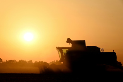 Un agriculteur dans sa moissonneuse, le 30 juin 2025 près d'Illiers-Combray, dans le centre de la France - JEAN-FRANCOIS MONIER (AFP) Un agriculteur dans sa moissonneuse, le 30 juin 2025 près d'Illiers-Combray, dans le centre de la France - JEAN-FRANCOIS MONIER (AFP)