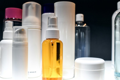 Loin des bons plans mis en avant, les "dupes" en cosmétiques - des copies plus ou moins discrètes de soins, maquillages ou crèmes solaires de marques - vendus à petits prix sur Internet peuvent se révéler dangereux pour la santé - ALAIN JOCARD (AFP) Loin des bons plans mis en avant, les "dupes" en cosmétiques - des copies plus ou moins discrètes de soins, maquillages ou crèmes solaires de marques - vendus à petits prix sur Internet peuvent se révéler dangereux pour la santé - ALAIN JOCARD (AFP)