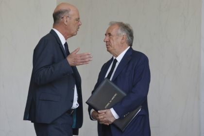 Le ministre français de l'Economie Eric Lombard (g) s'entretient avec le Premier ministre français François Bayrou après le conseil des ministres hebdomadaire au palais de l'Elysée à Paris, le 2 juillet 2025 - Ludovic MARIN (AFP) Le ministre français de l'Economie Eric Lombard (g) s'entretient avec le Premier ministre français François Bayrou après le conseil des ministres hebdomadaire au palais de l'Elysée à Paris, le 2 juillet 2025 - Ludovic MARIN (AFP)