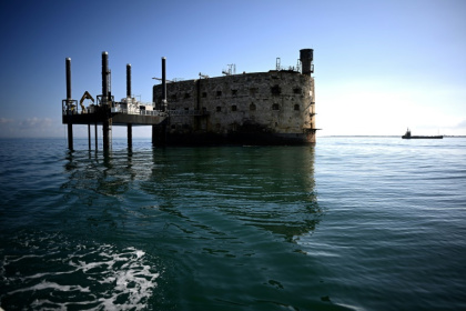 Une barge effectue des travaux de terrassement à proximité du Fort Boyard qui menace de s'écrouler, au large de l'île d'Aix dans l'océan Atlantique, le 16 juillet 2025 en Charente-Maritime - Christophe ARCHAMBAULT (AFP) Une barge effectue des travaux de terrassement à proximité du Fort Boyard qui menace de s'écrouler, au large de l'île d'Aix dans l'océan Atlantique, le 16 juillet 2025 en Charente-Maritime - Christophe ARCHAMBAULT (AFP)