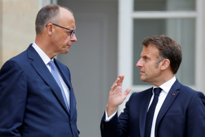 Le président français Emmanuel Macron (d) s'entretient avec le chancelier allemand Friedrich Merz dans le jardin du palais de l'Elysée à Paris, le 7 mai 2025 - Ludovic MARIN (AFP) Le président français Emmanuel Macron (d) s'entretient avec le chancelier allemand Friedrich Merz dans le jardin du palais de l'Elysée à Paris, le 7 mai 2025 - Ludovic MARIN (AFP)