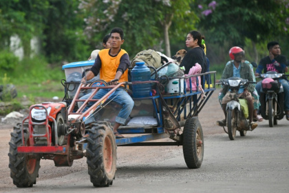 Des civils cambodgiens fuient leurs foyers près de la frontière avec la Thaïlande dans la province d'Otdar Mean Cheay, le 25 juillet 2025 - TANG CHHIN Sothy (AFP) Des civils cambodgiens fuient leurs foyers près de la frontière avec la Thaïlande dans la province d'Otdar Mean Cheay, le 25 juillet 2025 - TANG CHHIN Sothy (AFP)