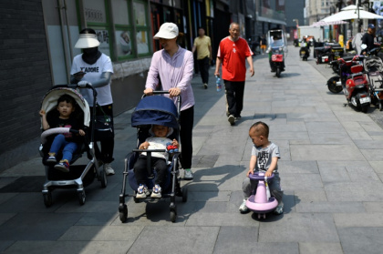 Des femmes avec des poussettes dans une rue de Pékin, le 20 mai 2025 - WANG Zhao (AFP) Des femmes avec des poussettes dans une rue de Pékin, le 20 mai 2025 - WANG Zhao (AFP)