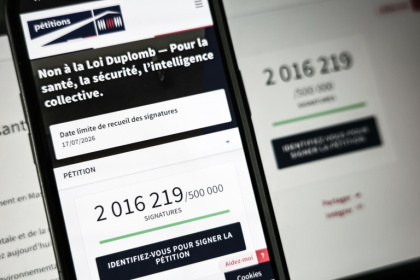 Le site de l'Assemblée nationale sur un écran de smartphone et d'ordinateur indiquant le nombre de citoyens ayant signé la pétition contre la loi Duplomb, le 28 juillet 2025 à Paris - Thibaud MORITZ (AFP) Le site de l'Assemblée nationale sur un écran de smartphone et d'ordinateur indiquant le nombre de citoyens ayant signé la pétition contre la loi Duplomb, le 28 juillet 2025 à Paris - Thibaud MORITZ (AFP)