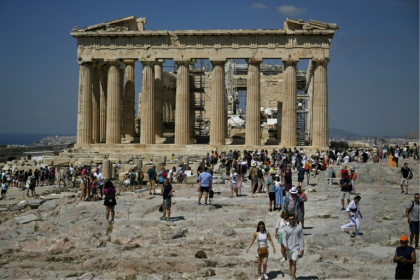 Des touristes le visitent le Parthenon, à Athènes, le 14 juin 2023 - Louisa GOULIAMAKI (AFP) Des touristes le visitent le Parthenon, à Athènes, le 14 juin 2023 - Louisa GOULIAMAKI (AFP)