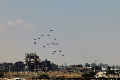 Parachutage d'aide humanitaire par un avion de l'armée allemande, à Nousseirat, dans le centre de la bande de Gaza, le 4 août 2025 - - (AFP) Parachutage d'aide humanitaire par un avion de l'armée allemande, à Nousseirat, dans le centre de la bande de Gaza, le 4 août 2025 - - (AFP)