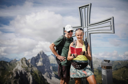 Patrick et Cathy, lisent le "Tinder des montagnes" au sommet de la Wandflue dans le canton de Fribourg, en Suisse, le 3 août 2025 - GABRIEL MONNET (AFP) Patrick et Cathy, lisent le "Tinder des montagnes" au sommet de la Wandflue dans le canton de Fribourg, en Suisse, le 3 août 2025 - GABRIEL MONNET (AFP)