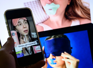 Photo montrant des images de réseaux sociaux d'influenceurs en "sleepmaxxing", conseillers en "optimisation du sommeil", le 14 juillet 2025 à Washington - Drew ANGERER (AFP) Photo montrant des images de réseaux sociaux d'influenceurs en "sleepmaxxing", conseillers en "optimisation du sommeil", le 14 juillet 2025 à Washington - Drew ANGERER (AFP)