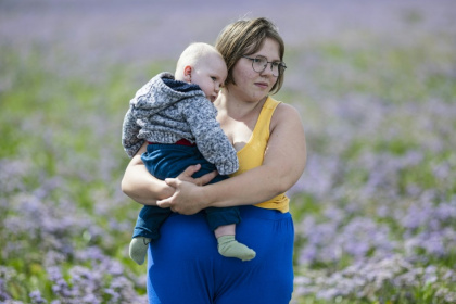 Anne-Marie et son bébé au Crotoy, dans la baie de Somme, le 30 juillet 2025 - Sameer Al-DOUMY (AFP) Anne-Marie et son bébé au Crotoy, dans la baie de Somme, le 30 juillet 2025 - Sameer Al-DOUMY (AFP)