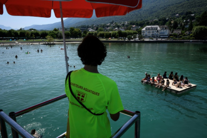 Un sauveteur scrute les eaux du lac du Bourget, en Savoie, le 8 août 2025 - JEAN-PHILIPPE KSIAZEK (AFP) Un sauveteur scrute les eaux du lac du Bourget, en Savoie, le 8 août 2025 - JEAN-PHILIPPE KSIAZEK (AFP)