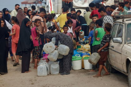 Des Palestiniens font la queue pour remplir des bidons d'eau, à al-Mawasi, dans le sud de la bande de Gaza, le 12 août 2025 - - (AFP) Des Palestiniens font la queue pour remplir des bidons d'eau, à al-Mawasi, dans le sud de la bande de Gaza, le 12 août 2025 - - (AFP)