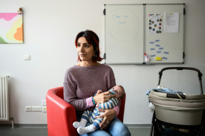 Cristina et son fils Ezio dans le service "Care en Mater" qui aide les familles les plus en difficulté à accueillir un nouveau-né, le 4 août 2025 au centre hospitalier universitaire Purpan de Toulouse - Lionel BONAVENTURE (AFP)