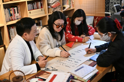 Xu Yan (à gauche) apprend à des étudiants à écrire le nüshu, "écriture des femmes" créée il y a environ 400 ans, lors d'un atelier à Pékin, le 14 avril 2025 - Pedro PARDO (AFP) Xu Yan (à gauche) apprend à des étudiants à écrire le nüshu, "écriture des femmes" créée il y a environ 400 ans, lors d'un atelier à Pékin, le 14 avril 2025 - Pedro PARDO (AFP)