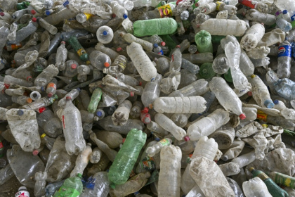 Des bouteilles en plastique s'amoncellent près de la rivière Las Vacas à Chinautla, au Guatemala, le 3 juin 2025 - JOHAN ORDONEZ (AFP) Des bouteilles en plastique s'amoncellent près de la rivière Las Vacas à Chinautla, au Guatemala, le 3 juin 2025 - JOHAN ORDONEZ (AFP)