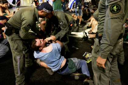 La police israélienne évacue des manifestants qui bloquaient la circulation dans un tunnel à Jérusalem, le 17 août 2025 - Menahem Kahana (AFP)