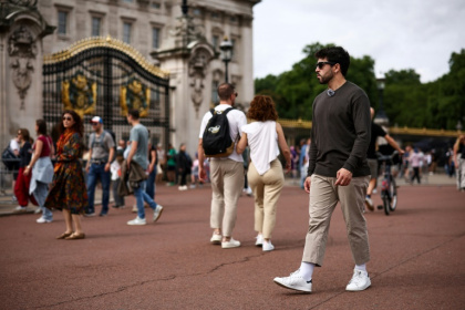 Diego Galdino, qui se filme en train de traquer les pickpockets, le 7 août 2025 à Londres - HENRY NICHOLLS (AFP)