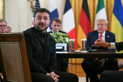 Le président ukrainien Volodymyr Zelensky s'exprime à la Maison Blanche, sous les yeux des présidents français Emmanuel Macron et américain Donald Trump, le 18 août 2025 - ANDREW CABALLERO-REYNOLDS (AFP)