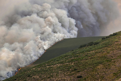 Un incendie de forêt à Castrillo de Cabrera, dans le nord-ouest de l'Espagne, le 16 août 2025 - Cesar Manso (AFP)