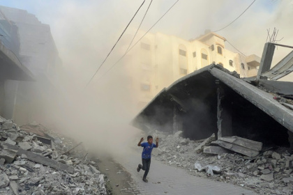 Un jeune Palestinien fuit des frappes aériennes israéliennes à Jabalia, dans le nord de la bande de Gaza, le 19 août 2025 - Bashar TALEB (AFP)