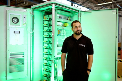 David Oudsandji, patron et cofondateur de Voltfang, sur le site de production et de stockage de batteries à Aix-La-Chapelle, le 19 août 2025 en Allemagne - Ina FASSBENDER (AFP) David Oudsandji, patron et cofondateur de Voltfang, sur le site de production et de stockage de batteries à Aix-La-Chapelle, le 19 août 2025 en Allemagne - Ina FASSBENDER (AFP)