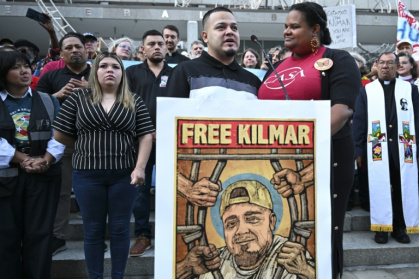Kilmar Abrego Garcia s'exprime face aux médias avant de pénétrer dans le bâtiment de la police de l'immigration, à Baltimore, dans le Maryland, le 25 août 2025 - Roberto SCHMIDT (AFP)