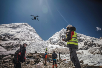 Photo, prise le 11 mai 2025 et diffusée par Airlift Technology, montrant l'utilisation d'un drone gros porteur pour nettoyer les détritus au camp de base de l'Everest, au Népal - - (AFP)