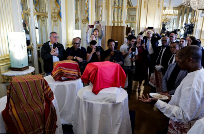 Un homme bénit trois crânes lors d'une cérémonie pour leur restitution à Madagascar, au ministère de la Culture à Paris, le 26 août 2025 - STEPHANE DE SAKUTIN (AFP) Un homme bénit trois crânes lors d'une cérémonie pour leur restitution à Madagascar, au ministère de la Culture à Paris, le 26 août 2025 - STEPHANE DE SAKUTIN (AFP)