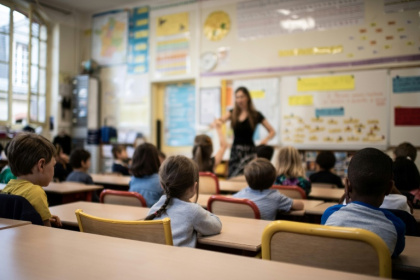 Plus de 850.000 enseignants reprennent le chemin des classes pour une journée de pré-rentrée vendredi avant l'arrivée de leurs élèves lundi, dans un contexte de nouvelle incertitude gouvernementale et de pressions budgétaires - Martin BUREAU (AFP)