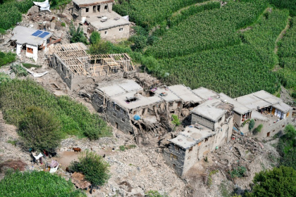 Vue aérienne de maisons endommagées à la suite de séismes dans le village de Mazar Dara, situé dans le district de Nurgal (province de Kounar), dans l'est de l'Afghanistan, le 1er septembre 2025 - Wakil Kohsar (AFP)