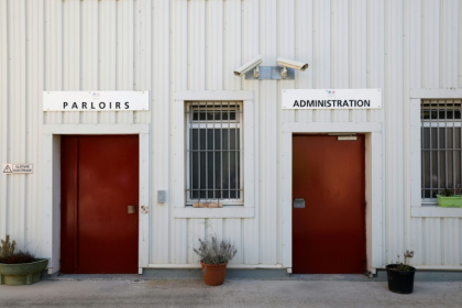 Entrée d'un parloire de la prison des Baumettes, à Marseille, le 26 juin 2023 - Ludovic MARIN (AFP)