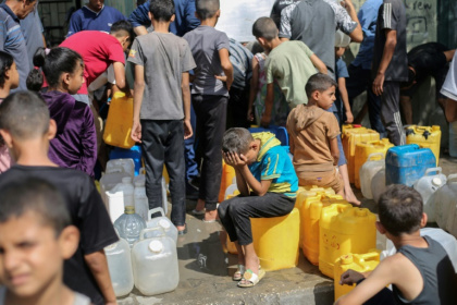 Des enfants palestiniens sont assis sur leurs conteneurs en attendant de les remplir à un point de distribution à Nousseirat, dans la bande de Gaza, le 4 septembre 2025 - Eyad BABA (AFP) Des enfants palestiniens sont assis sur leurs conteneurs en attendant de les remplir à un point de distribution à Nousseirat, dans la bande de Gaza, le 4 septembre 2025 - Eyad BABA (AFP)