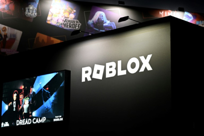 L'éditeur du jeu vidéo américain "Roblox" a annoncé qu'il allait mettre en place dans les prochains mois une vérification de l'âge de tous ses utilisateurs - Ina FASSBENDER (AFP) L'éditeur du jeu vidéo américain "Roblox" a annoncé qu'il allait mettre en place dans les prochains mois une vérification de l'âge de tous ses utilisateurs - Ina FASSBENDER (AFP)