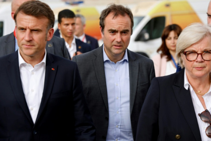 Le président Emmanuel Macron (à gauche) avec le ministre des Armées Sébastien Lecornu et la ministre de la Santé Catherine Vautrin, le 8 avril 2025 à Arish, en Egypte - Tom Nicholson (AFP)