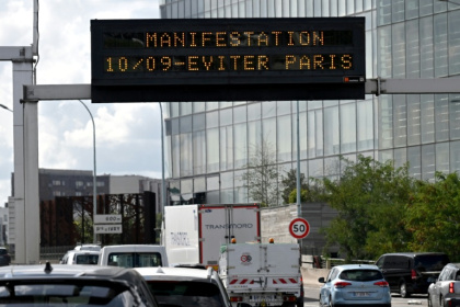 Panneau de signalisation sur le périphérique parisien avant le mouvement "Bloquons tout", le 9 septembre 2025 - Philippe LOPEZ (AFP)