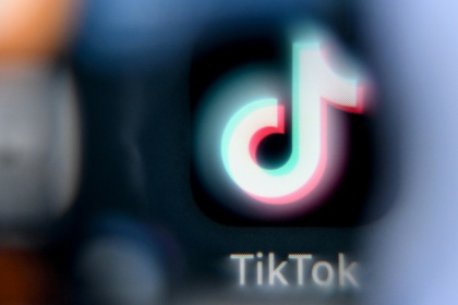 Un rapport parlementaire sur TikTok dévoilé jeudi préconise l'interdiction des réseaux sociaux aux moins de 15 ans et la mise en place d'un "couvre-feu numérique" pour les 15-18 ans - Kirill KUDRYAVTSEV (AFP)