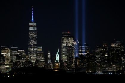 Deux faisceaux de lumière s'élèvent dans le ciel pour symboliser les tours jumelles dans le sud de Manhattan, à New York, le 11 septembre 2024 - Leonardo Munoz (AFP)