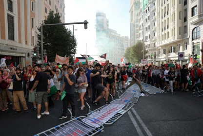 Des manifestants propalestiniens envahissent la rue pendant la 21e et dernière étape du Tour d'Espagne cycliste, le 14 décembre 2025 à Madrid - Thomas COEX (AFP) Des manifestants propalestiniens envahissent la rue pendant la 21e et dernière étape du Tour d'Espagne cycliste, le 14 décembre 2025 à Madrid - Thomas COEX (AFP)