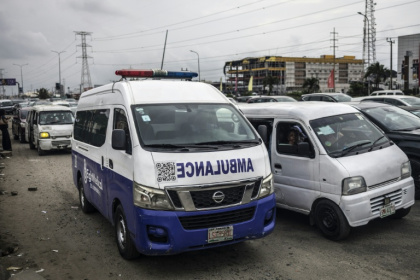 Une ambulance privée à Lagos bloquée dans un embouteillage sur la voie express Lekki-Epe à Lagos, capitale économique du Nigeria, le 8 septembre 2025 - OLYMPIA DE MAISMONT (AFP)