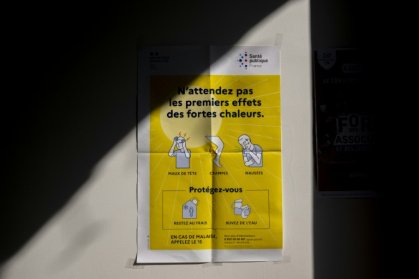 Une affiche invitant à pendre des précautions face aux fortes chaleurs, à la mairie de Noisy-le-Sec (Seine-saint-Denis), le 14 août 2025 - Martin LELIEVRE (AFP) Une affiche invitant à pendre des précautions face aux fortes chaleurs, à la mairie de Noisy-le-Sec (Seine-saint-Denis), le 14 août 2025 - Martin LELIEVRE (AFP)