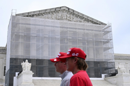 Deux hommes portant des casquettes "Make America Great Again" (MAGA, Rendre sa grandeur à l'Amérique), passent devant la Cour suprême des Etats-Unis, à Washington, le 27 juin 2025 - Alex WROBLEWSKI (AFP) Deux hommes portant des casquettes "Make America Great Again" (MAGA, Rendre sa grandeur à l'Amérique), passent devant la Cour suprême des Etats-Unis, à Washington, le 27 juin 2025 - Alex WROBLEWSKI (AFP)