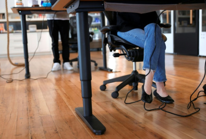 Contre l'excès de sédentarité et ses dangers pour la santé, il est désormais conseillé aux Français de quitter plus souvent la position assise, au travail ou à l'école, pour marcher 3 à 5 minutes chaque demi-heure - JUSTIN SULLIVAN (AFP)