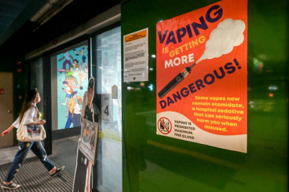 Une affiche mettant en garde contre les dangers liés à l'utilisation des cigarettes électroniques dans une gare routière à Singapour, le 17 septembre 2025 - Roslan RAHMAN (AFP) Une affiche mettant en garde contre les dangers liés à l'utilisation des cigarettes électroniques dans une gare routière à Singapour, le 17 septembre 2025 - Roslan RAHMAN (AFP)
