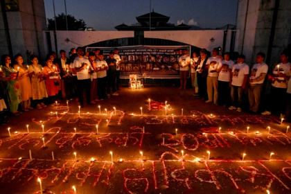 Des familles de manifestants décédés organisent une veillée devant le bâtiment endommagé du Parlement à Katmandou, le 9 octobre 2025 au Népal - Prakash MATHEMA (AFP) Des familles de manifestants décédés organisent une veillée devant le bâtiment endommagé du Parlement à Katmandou, le 9 octobre 2025 au Népal - Prakash MATHEMA (AFP)