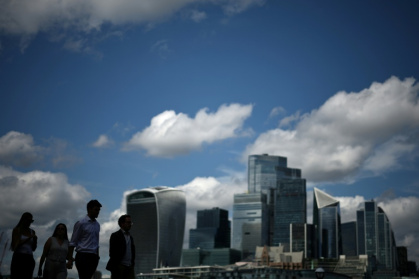 Des passants le long de la rive sud de la Tamise d'où l'on aperçoit le quartier des affaires et financier du centre de Londres, le 14 août 2025 - HENRY NICHOLLS (AFP) Des passants le long de la rive sud de la Tamise d'où l'on aperçoit le quartier des affaires et financier du centre de Londres, le 14 août 2025 - HENRY NICHOLLS (AFP)